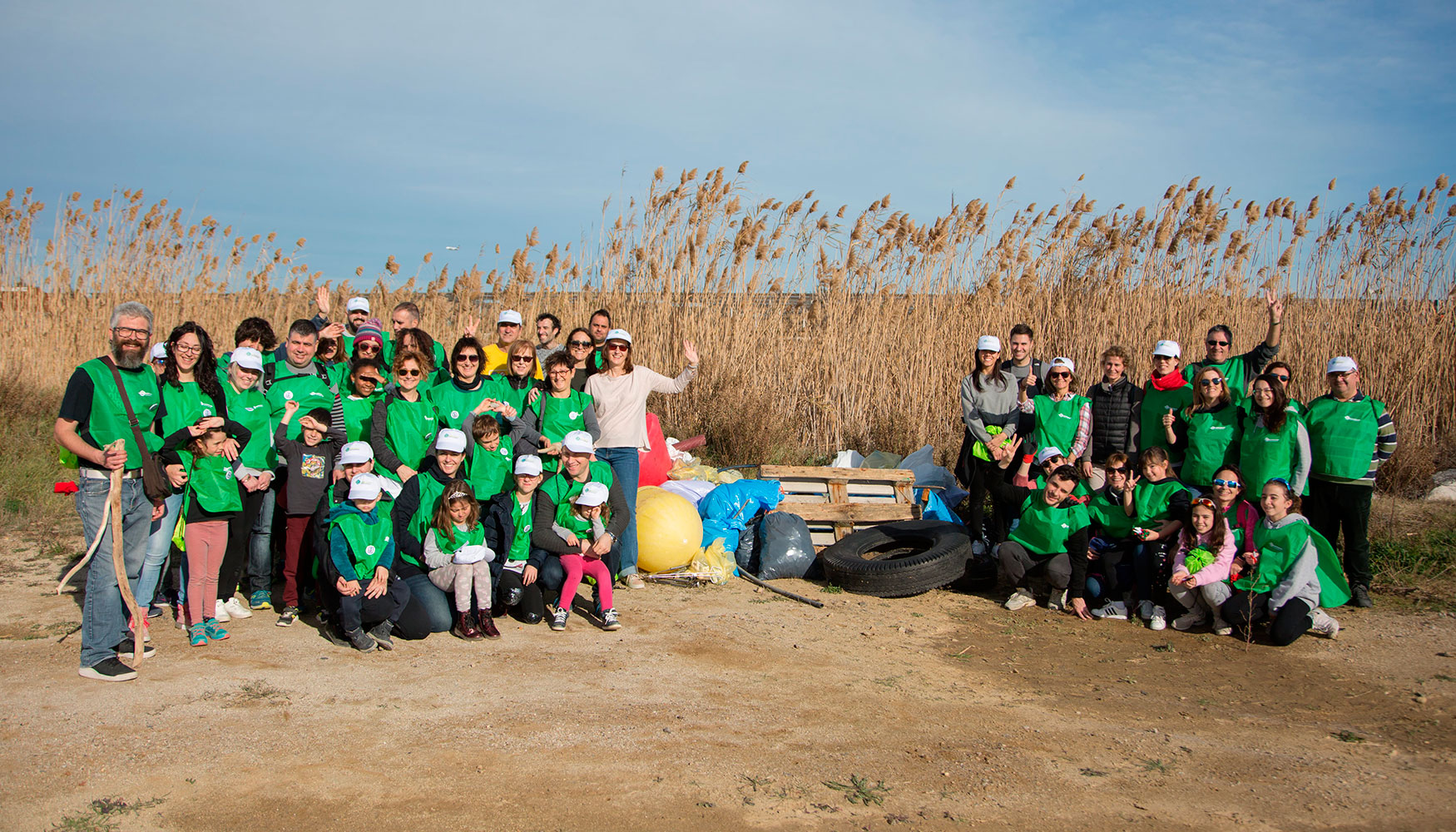 Foto de familia de los integrantes del Voluntariado Verde que Cicloplast organiz en el Espacio Natural del Delta del Llobregat...