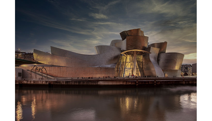 El arquitecto Frank O. Gehry construy el Museo Guggenheim Bilbao en un estilo deconstructivista. Foto: Zumtobel