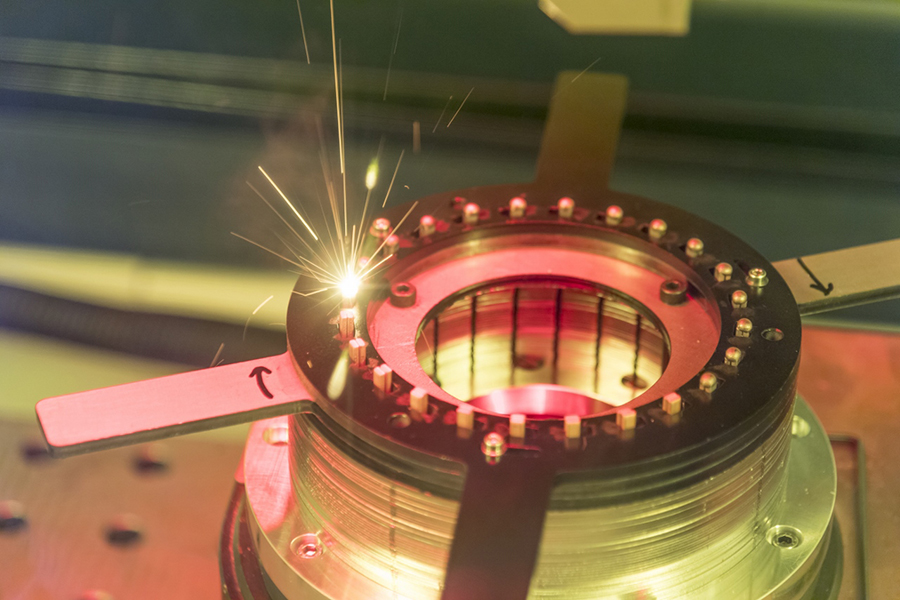 Os sistemas laser da Trumpf utilizam lasers para eliminar o verniz das forquilhas...