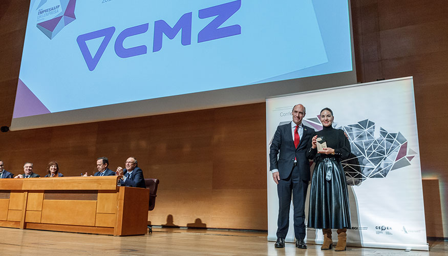 Mnica Lpez, responsable de seleccin del grupo CMZ, fue la encargada de recoger el galardn