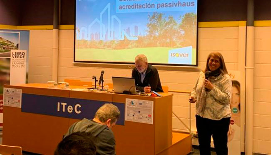 Un momento de la ponencia de Isover en la Jornada Los beneficios de BIM aplicados a BREEAM - LEED- WELL  Passivhaus celebrada en el ITeC...