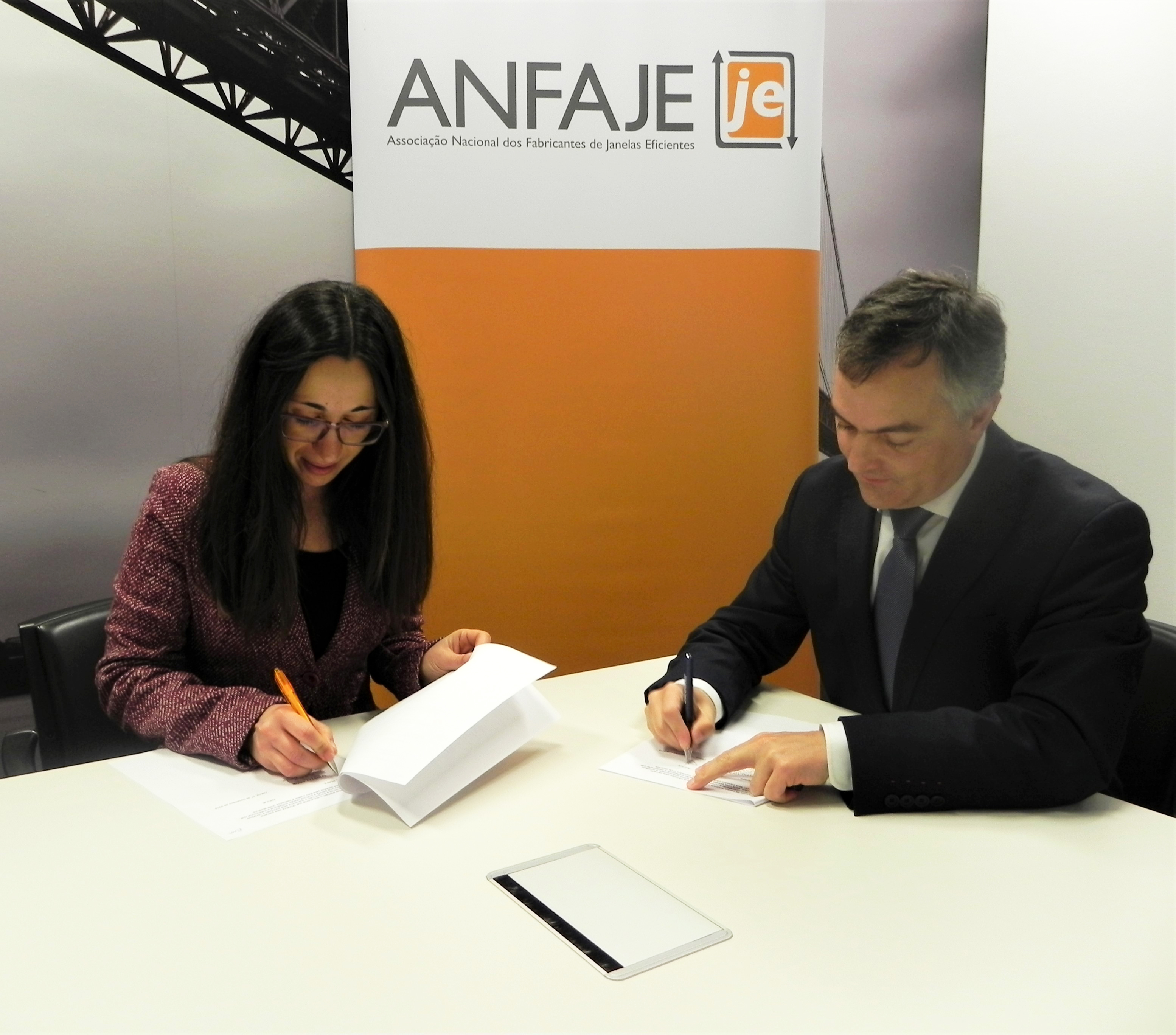 O momento da assinatura do acordo entre a ANFAJE e a Novoperfil