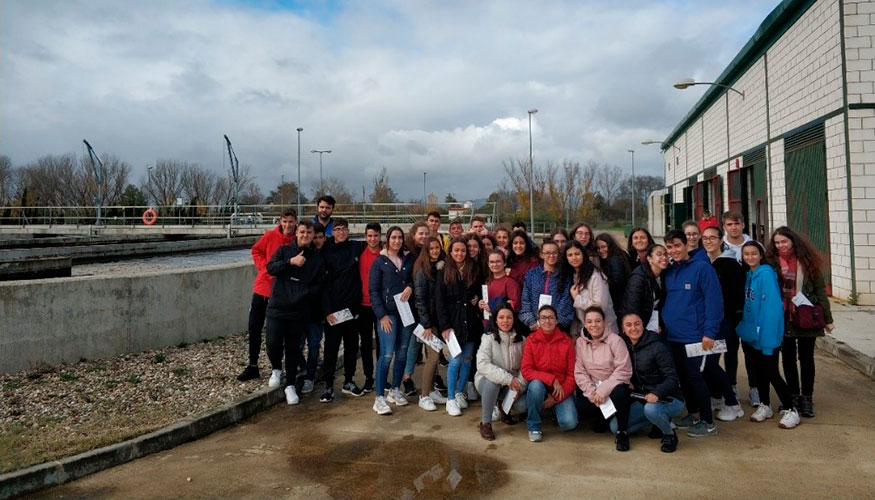 Foto de familia de los estudiantes de Educacin Secundaria del Instituto Jlama de Moraleja en su visita a la EDAR de Moraleja en Cceres...