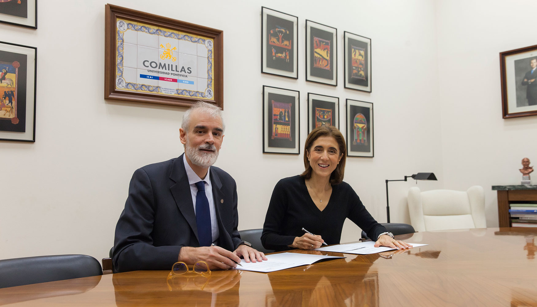 El rector de la Universidad Pontificia Comillas, Julio L. Martnez y Pilar Lpez, presidenta de Microsoft Espaa, durante la firma del acuerdo...