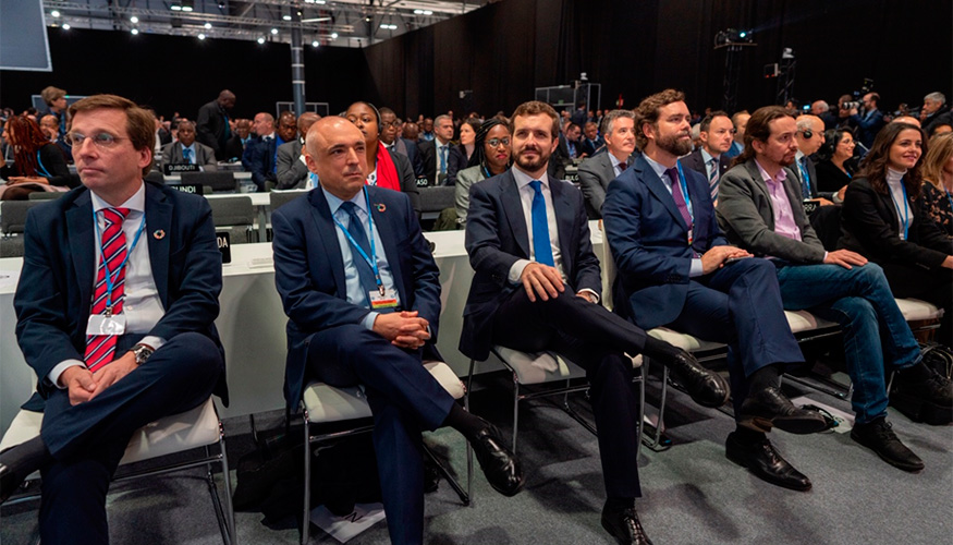 El alcalde de Madrid Jos Luis Martnez-Almeida (a la izquierda) junto a otros polticos en la COP25