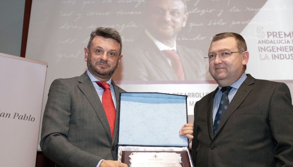 Entrega del premio otorgado por el Colegio de Ingenieros Industriales de Andaluca Occidental