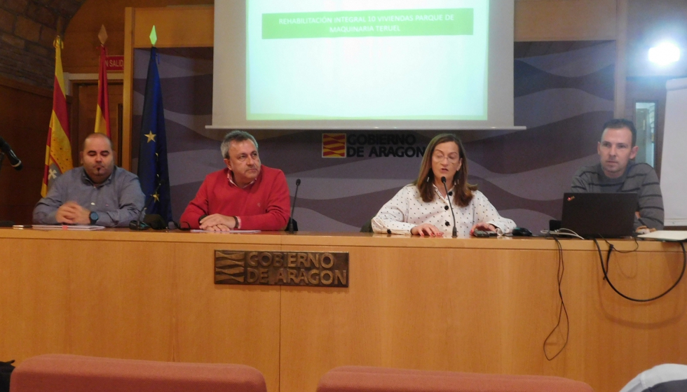 Teresa Navarro, jefa del servicio de Arquitectura y Vivienda de Aragn junto con los tcnicos de los edificios de Teruel y Alcaiz...