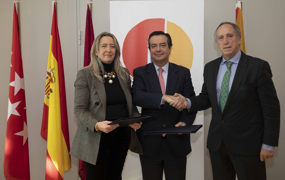 Otilia Romero de Conds, presidenta de Pomona Keepers, y Eduardo Lpez-Puertas, director general de IFEMA, tras la firma del acuerdo...