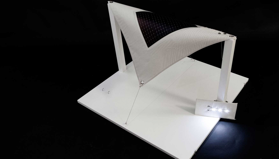 Figura 1 - Prototipo de integracin de clulas fotovoltaicas flexibles en textil, capaces de alimentar un sistema de alumbrado LED y cargar el mvil...