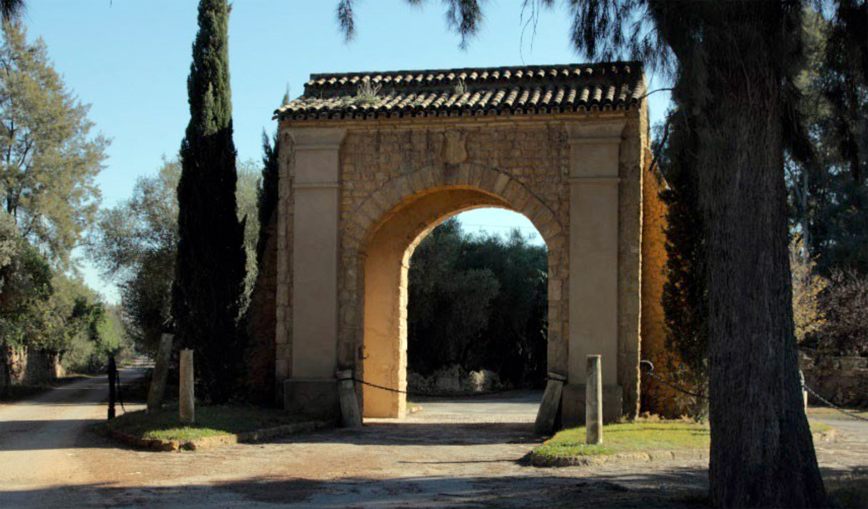Arco de entrada de la Finca de La Corchuela, en Dos Hermanas (Sevilla)