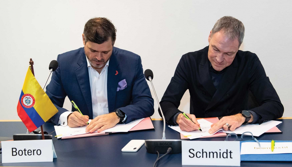 Firma del acuerdo de colaboracin entre Carlos Botero, CEO de Inexmoda, y Olaf Schmidt, de MesseFrankfurt...