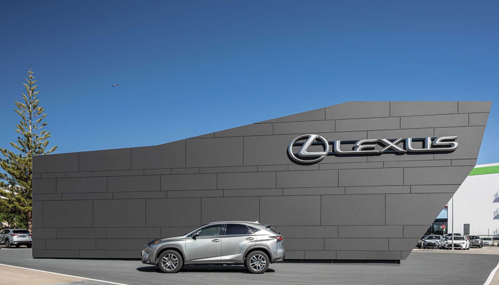 Nuevo concesionario de Lexus en Faro, Portugal, en el que se ha empleado el sistema de fachada ventilada ARK Wall, de Isopan...