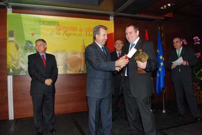 Entrega del premio a Francisco Seva (derecha)