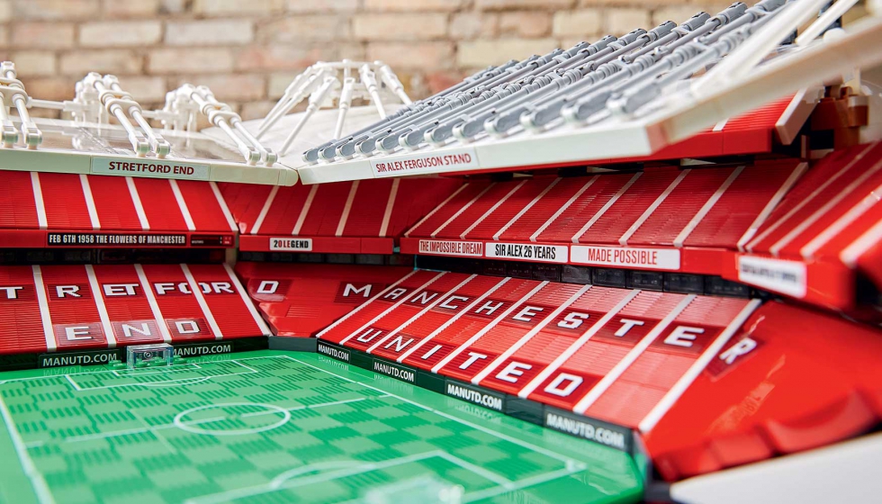 Miniatura del estadio Old Trafford realizada con piezas LEGO