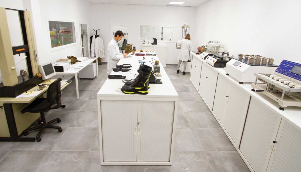 En el laboratorio, dos personas, comprueban cada uno de los componentes que conforman los zapatos y botas