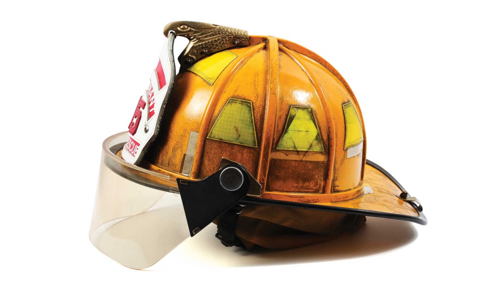 Figura 3: Modelo de casco tipo A (USA), que incluye barboquejo y pantalla abatibles sobre la copa y protector cubre-orejas/nuca de Nomex...