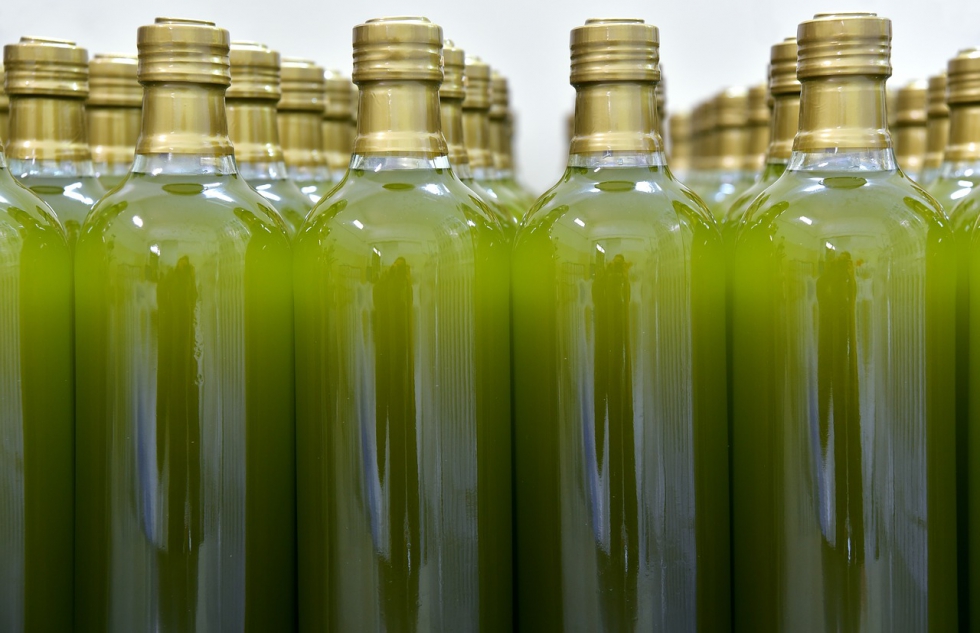 La organizacin alerta a los consumidores que recelen de las ofertas a precios extraordinariamente bajos de aceites de oliva etiquetados como virgen...