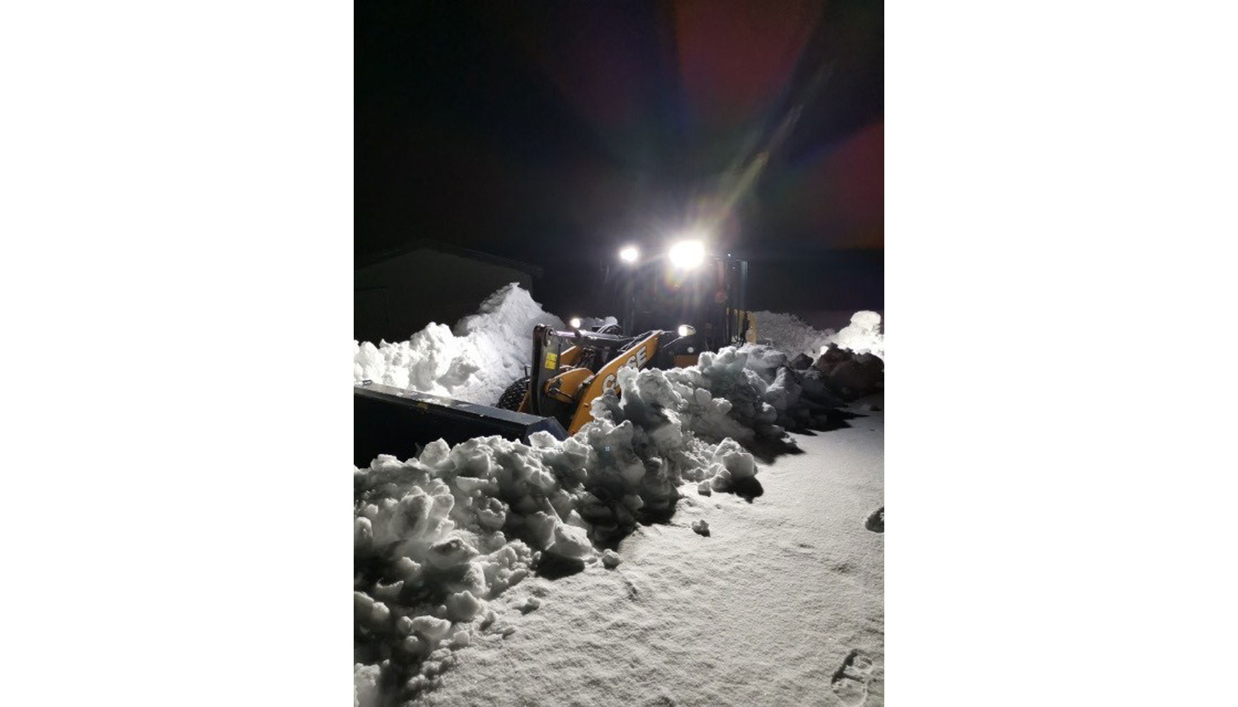 Empleo de una de las cargadoras de neumticos de la serie G de Case en la retirada de nieve de las carreteras