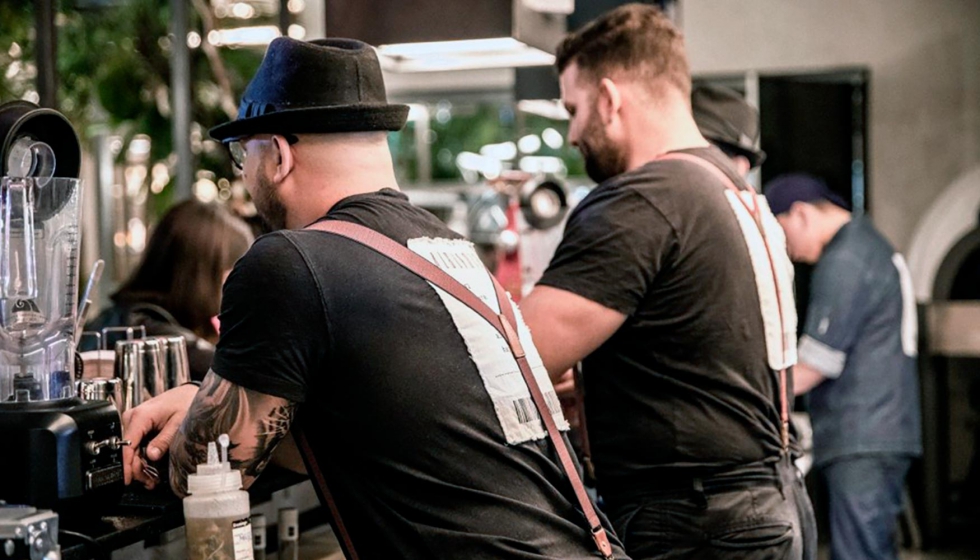 Uniforme de coctelera: camiseta, tirantes y sombrero