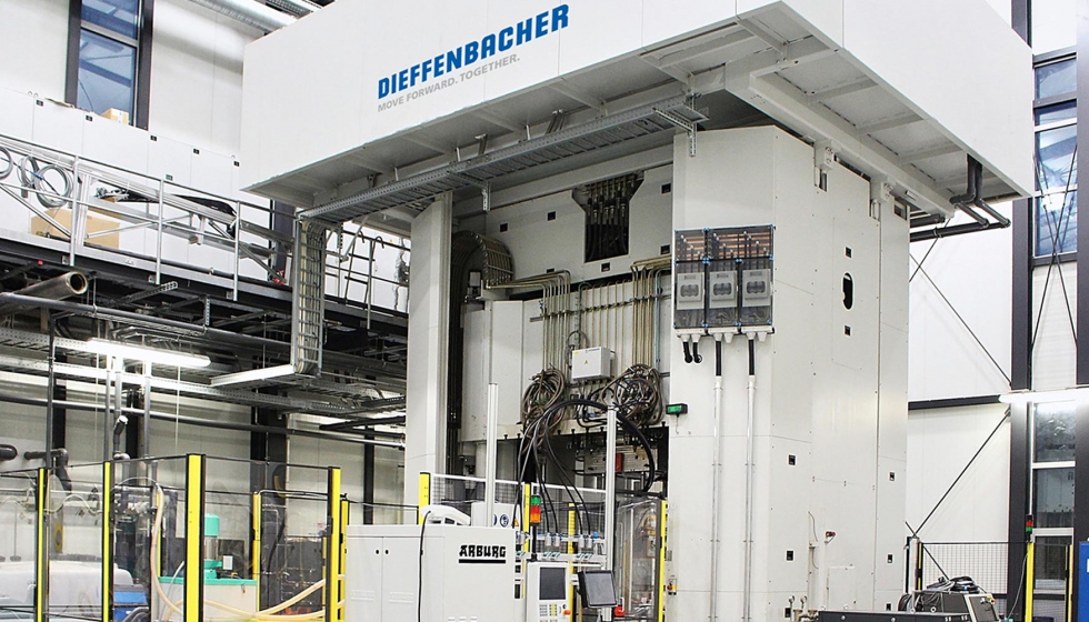 Una gran combinacin: la prensa de moldeo por transferencia Dieffenbacher ms una unidad de inyeccin FDC de Arburg...