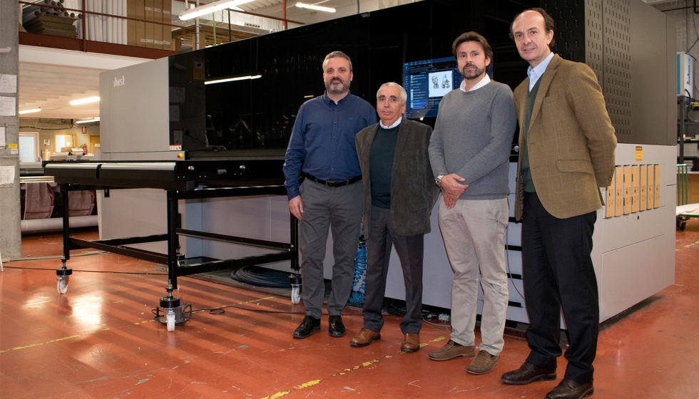 De izquierda a derecha, Josep Bota, adjunto a la direccin de Manual Color; Jordi Rosell, responsable de zona de Durst; Emilio Costa...