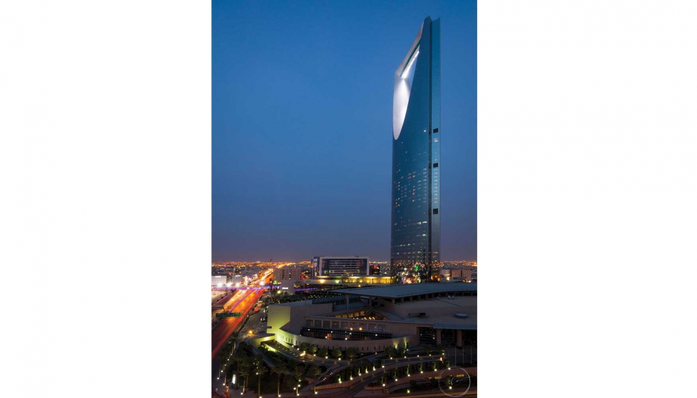   La Torre Kingdom Centre de Arabia Saud contiene el tejido Silverscreen de Verosol, a travs de enrollables...