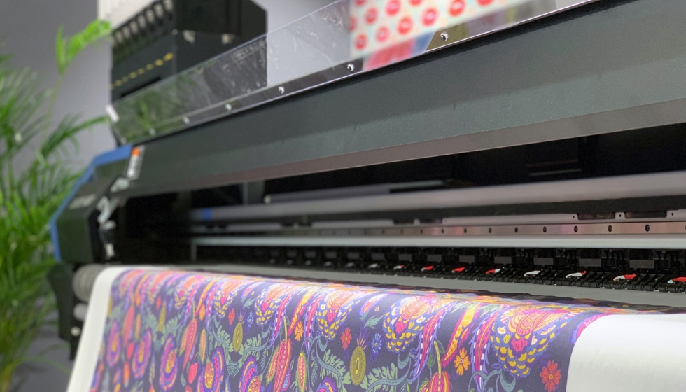 Mimaki recientemente mostr una nueva mquina textil que permitir a los usuarios imprimir directamente en textiles y en papel de transferencia por...