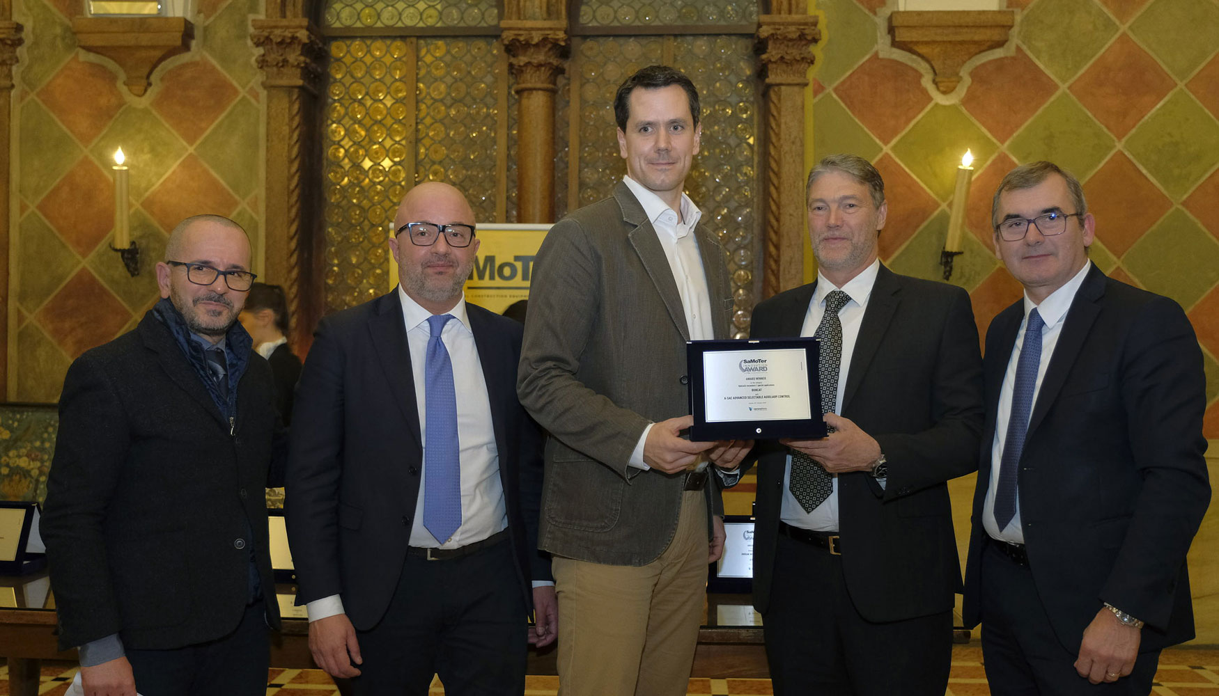 De Bobcat acudieron a recoger el Premio de Samoter Robert Husar, director de miniexcavadoras, y Luca Bonadiman, director de rea para Italia, Israel...