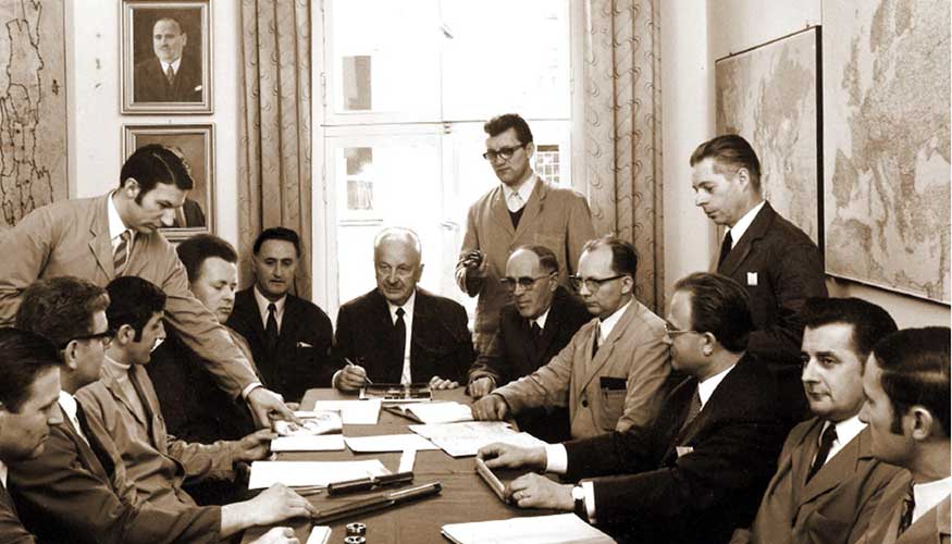 Richard Glimpel fundador de la compaa (en el centro) y Helmut Glimpel (3 por la derecha) en una reunin tcnica en 1970...