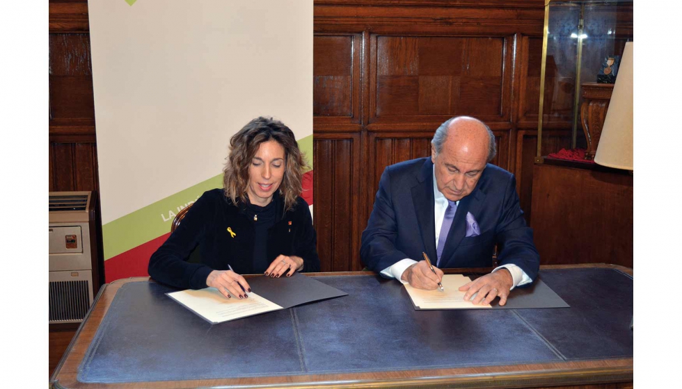 Momento de la firma del convenio entre ngels Chacn, consellera del Departament dEmpresa i Coneixement de la Generalitat de Catalunya, y Josep Roca...