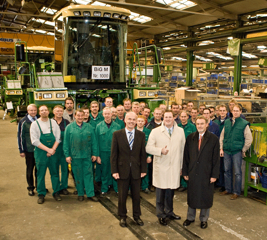 El equipo de la lnea de produccin del Big M y el equipo directivo posan junto al ejemplar nmero 1.000 en la sede central de Spelle (Alemania)...