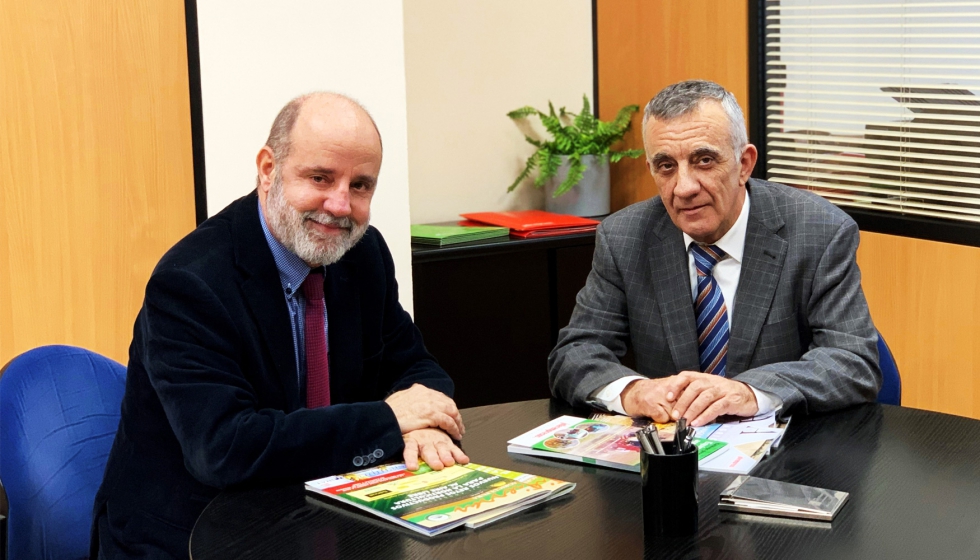 Albert Esteves (izq.), director general del Grupo Nova gora, junto al director de Tierras, Fernando de Paz, tras la firma del acuerdo...