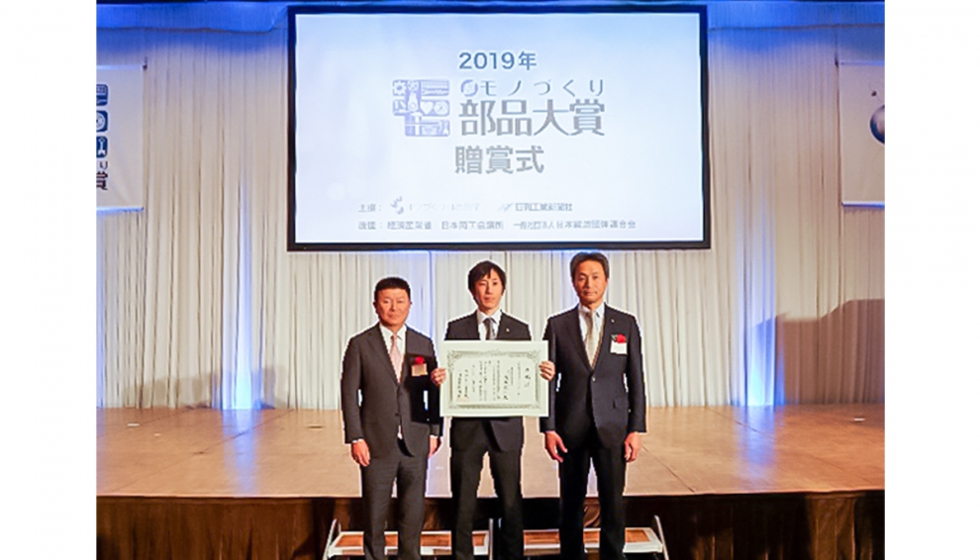 De izquierda a derecha, Kazuo Miyaguchi, presidente del Centro de Tecnologa Lineal, NSK Ltd...