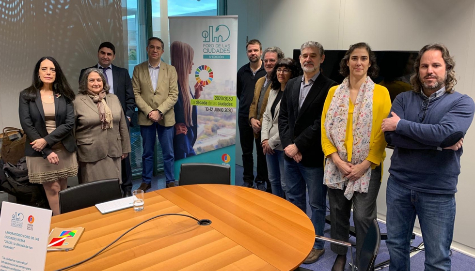 Foto de familia de los participantes en el segundo laboratorio preparatorio de la cuarta edicin del Foro de las Ciudades de Madrid...