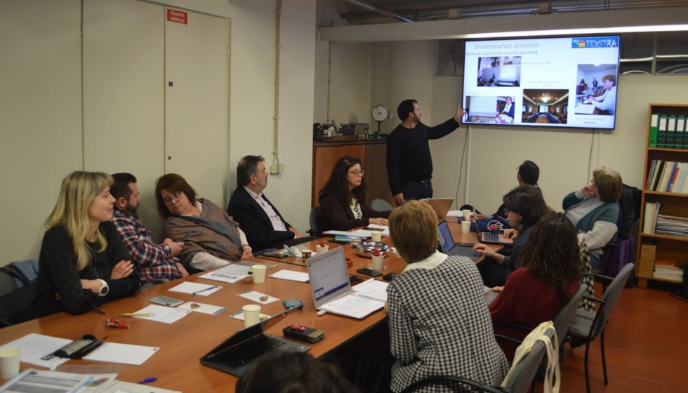 El project manager de la AEI Txtils presentando las actividades de comunicacin del proyecto