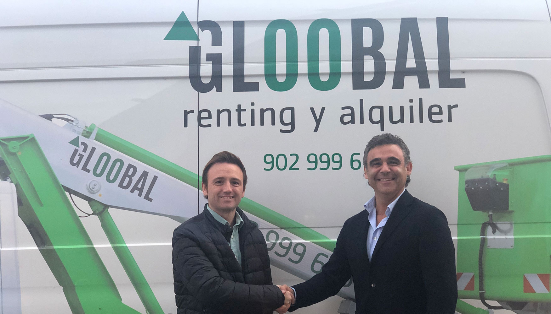 Ivan Papell (derecha), CEO de Gloobal MovingRent, estrechando la mano de Olaf Valldeperez, propietario de Alve...