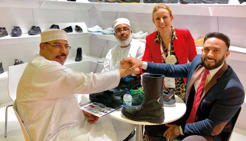 Roco Pajares, consejera delegada de Panter, mostrando el calzado a visitantes de la feria The Big 5 Dubai 2019