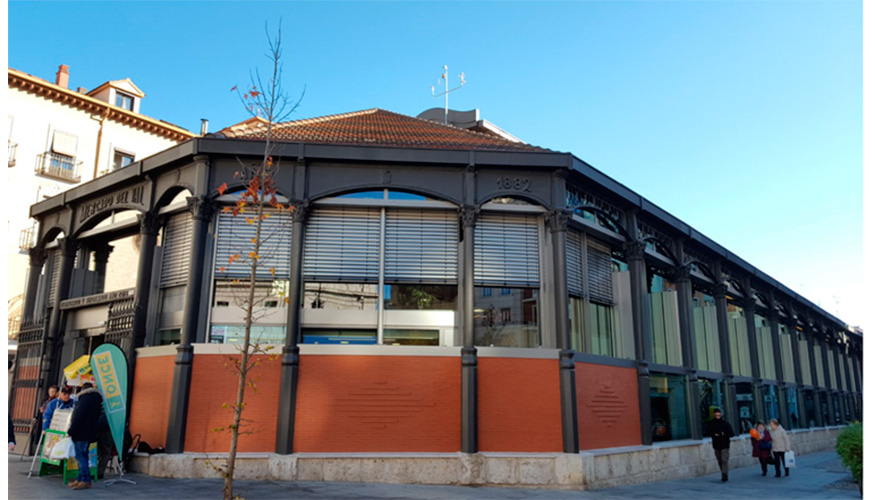 Una nueva fachada acristalada multifuncional integrada en la estructura de acero original de 1882 en el mercado del Val en Valladolid...