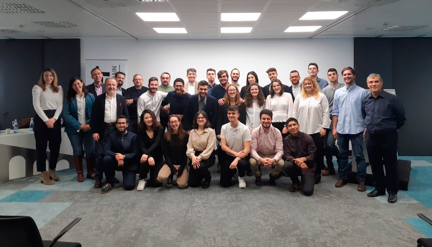 Foto de familia de los estudiantes, el jurado y Saint-Gobain