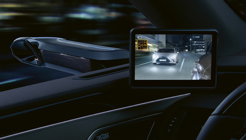 El sistema cuenta con un sensor de luminosidad que reduce autom�ticamente el deslumbramiento de los faros de los veh�culos que circulan detr�s por la...