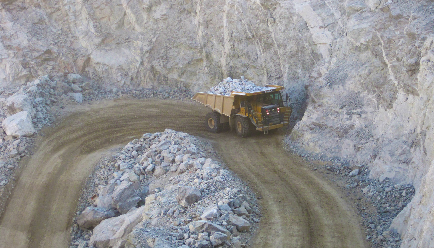 Fig 7. Transporte de mineral por pista minera con destino a planta de tratamiento. Foto cedida por Daytal Resources Spain...