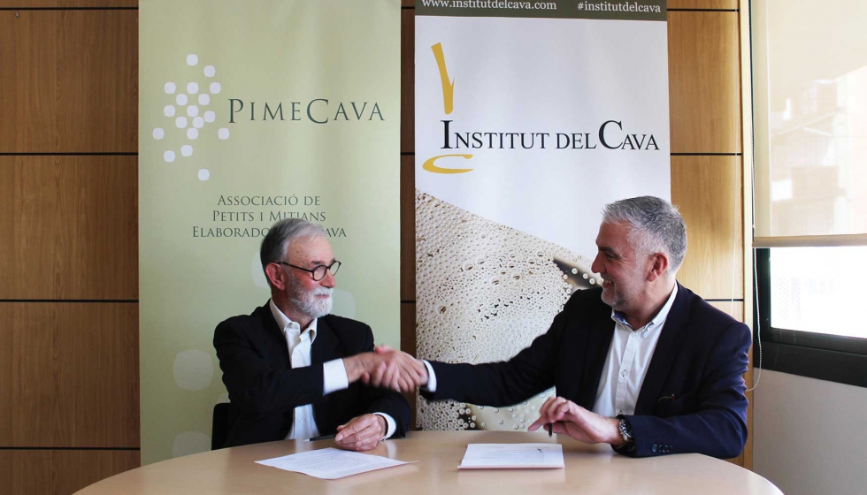 Firma del acuerdo entre Dami Des, presidente del Institut del Cava, y el presidente de Pimecava, Pere Guilera,