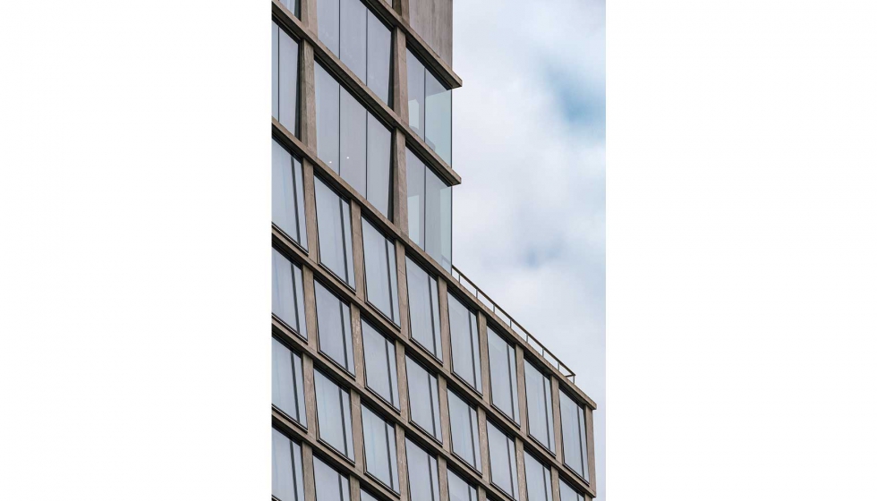 Las vistas y la transparencia de los pisos superiores se maximizan en la torre residencial y en los dos pisos superiores del hotel...