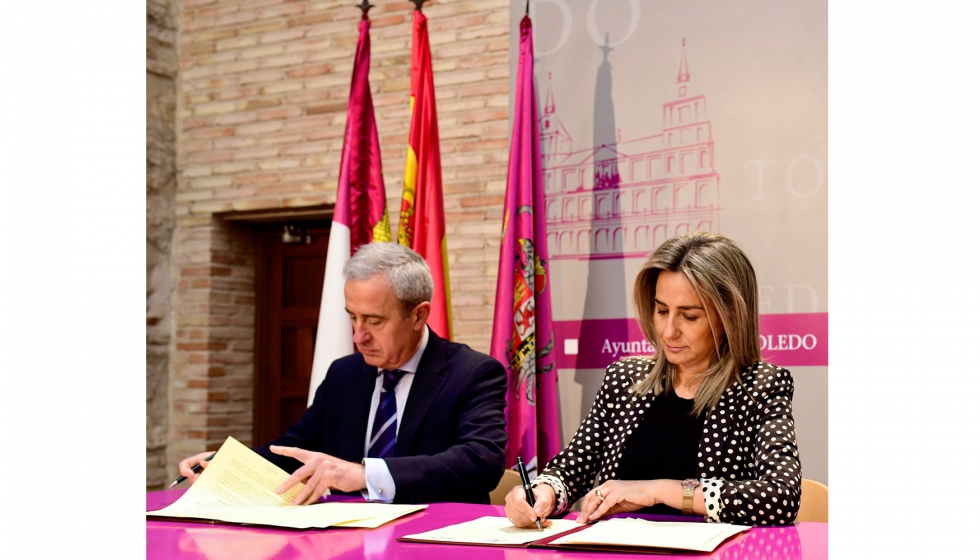 Eduardo de Lecea, director general de Sigaus. y Milagros Toln, alcaldesa-presidenta del Ayuntamiento de Toledo, durante la firma del acuerdo...