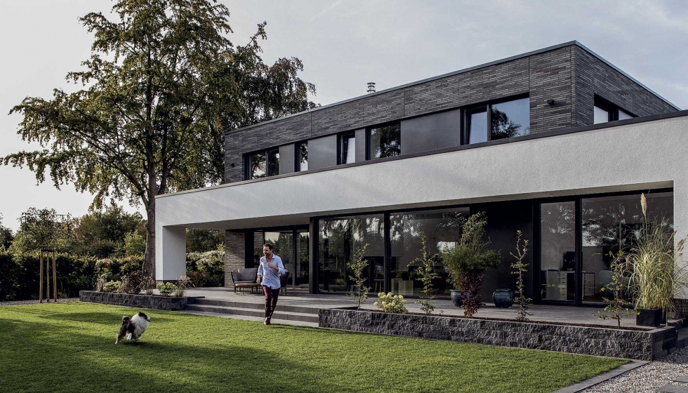 Las ventanas de PVC Geneo con Rau-Fipro, de Rehau, suponen una apuesta segura por la eficiencia energtica y el confort en la vivienda...