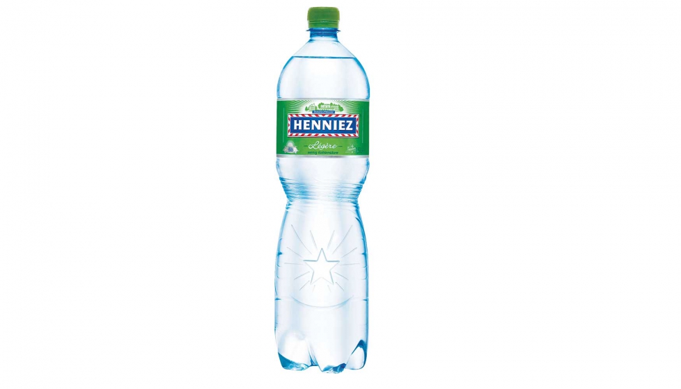 tono Extraer Fondo verde Las botellas de agua mineral de Henniez, fabricadas con un 75% de plástico  reciclado - Plástico