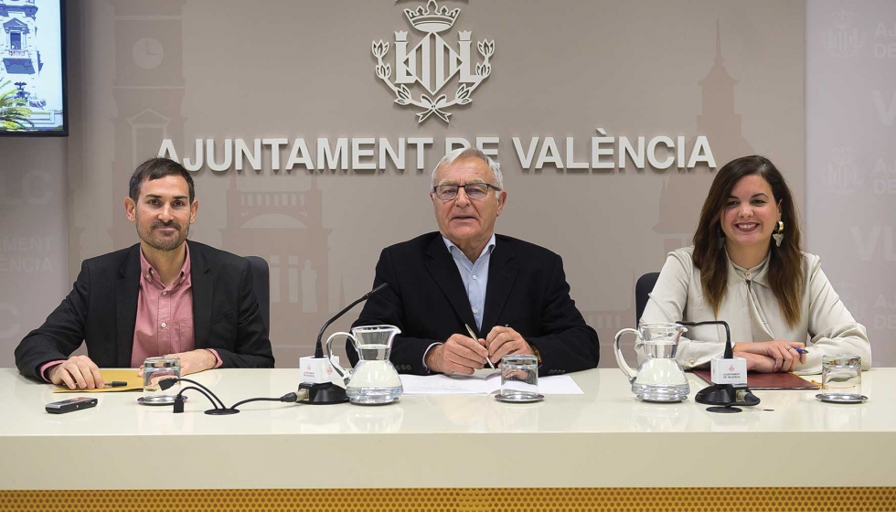 El alcalde de Valencia, Joan Rib, acompaado de los vicealcaldes Sandra Gmez i Sergi Campillo...