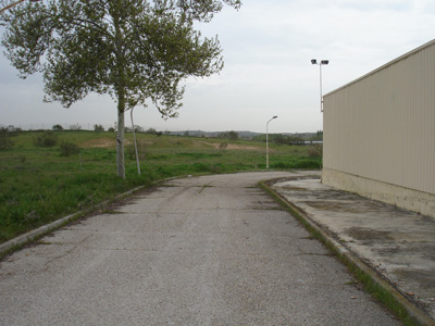 El terreno se sita en un entorno industrial, en el margen de la carretera M-123