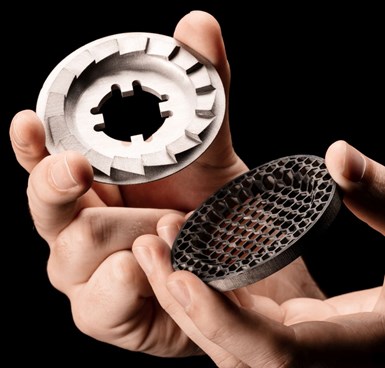 Na m�o direita pode ver-se um prato de embraiagem produzido no Shop System, pelo processo de Metal Binder Jetting (MBJ). Foto: Business Wire...