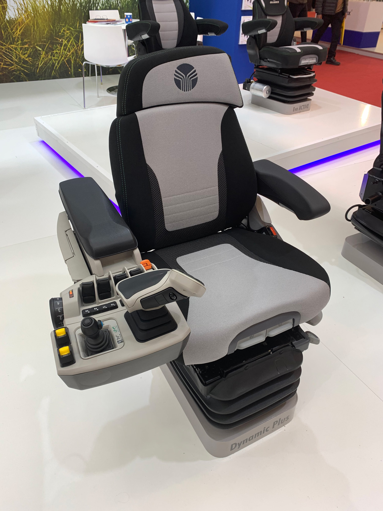 El asiento Dynamic Plus incorpora un joystick que se puede disear a medida para cada fabricante